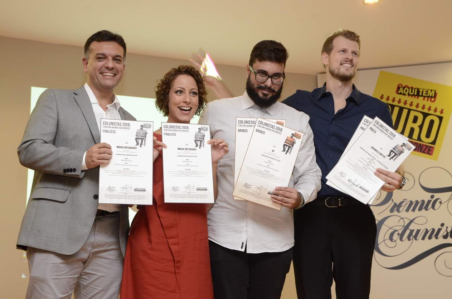 Time BRA Digital recebendo os prêmios Colunistas 2018 pelo case Jardim das Ideias STIHL