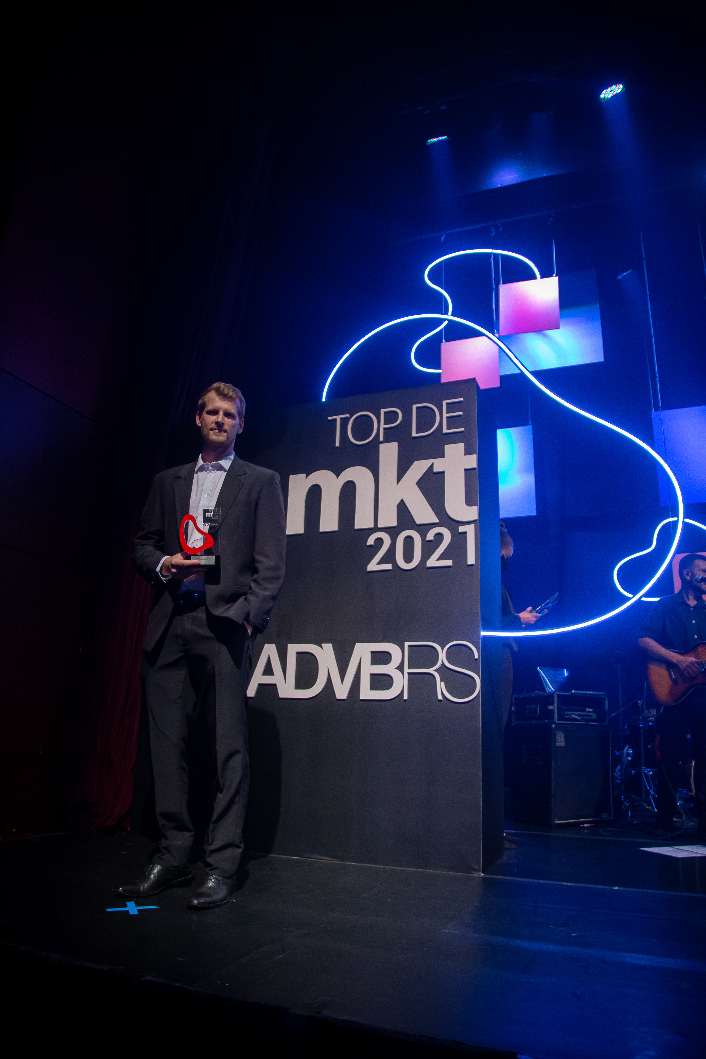 Thiago Zeni recebendo o prêmio Top de Marketing ADVB-RS 2021 no palco